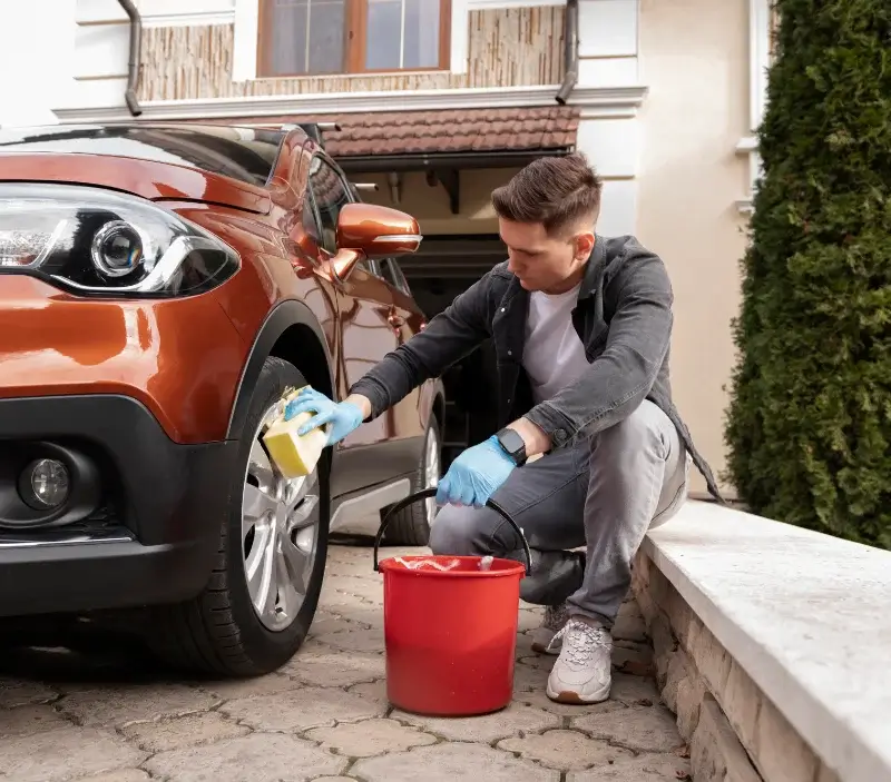 Lavage auto à domicile Lacollonge : professionnel intervenant sur un véhicule